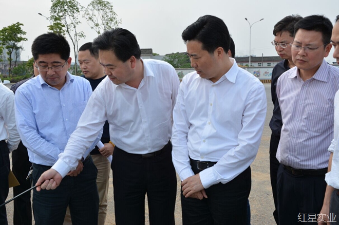 副市长黎春秋调研红星新市场配套道路建设(3)