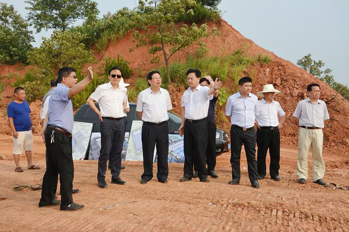 市人大常委会主任袁观清一行调研红星市场迁建