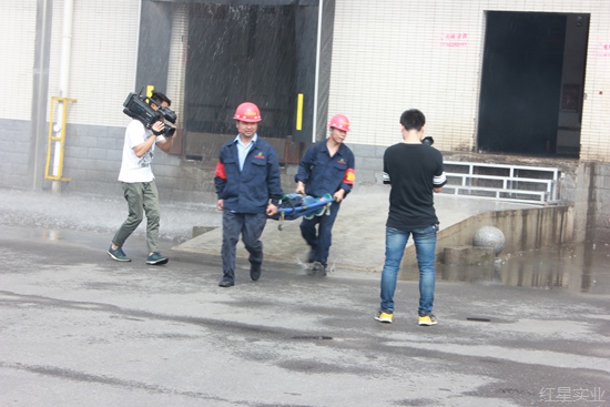 20170621保障生产安全 红星开展液氨泄漏应急演练6.jpg