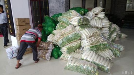 情系受灾群众 红星驰援灾区4.jpg