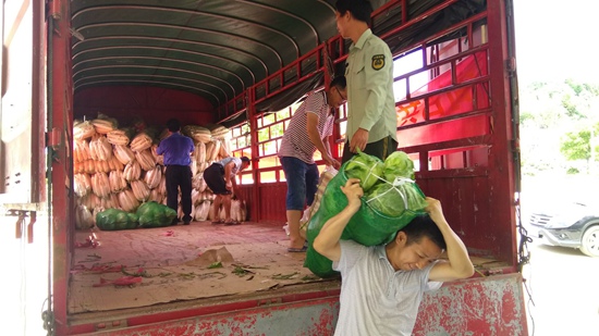 情系受灾群众 红星驰援灾区5.jpg