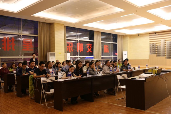 学习正当时 会展阔步行2.jpg