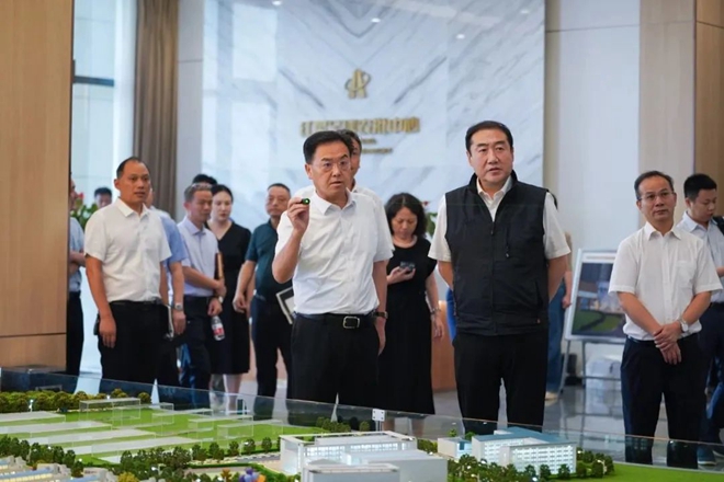 中国贸促会副会长张少刚率队考察红星