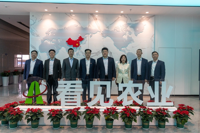 参观“看见农业”展厅时合影